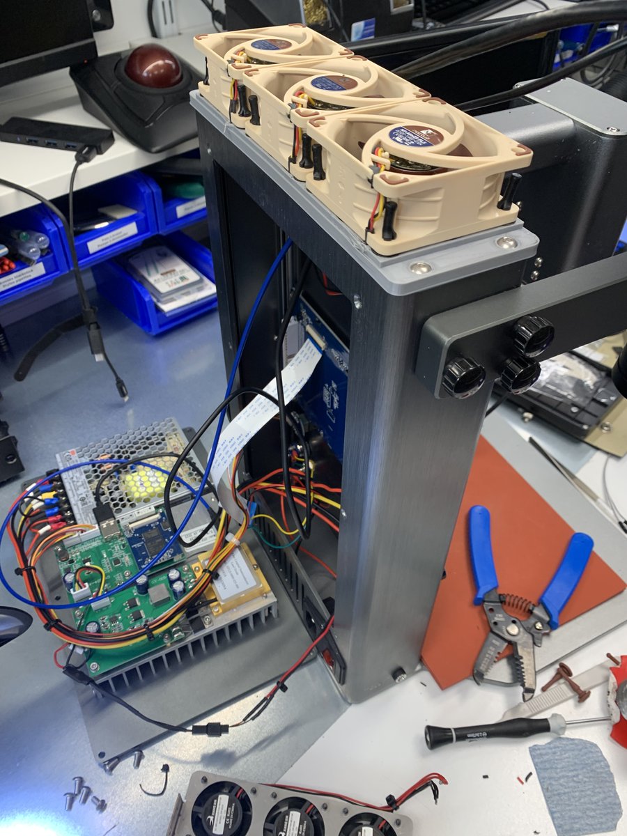 gillesaurejac's tweet photo. J'ai acheté une petite station laser TBK R-2201

c'est royal les petits CMS se dessoudent sans bouger 

L'ennui : le bruit des ventilateurs est horrible 😓

Du coup mon collègue m'a imprimé un petit support et j'ai monté 3 ventilateurs @Noctua_at , et c'est 1000 fois mieux 😍 https://t.co/DOfd9gq5ci
