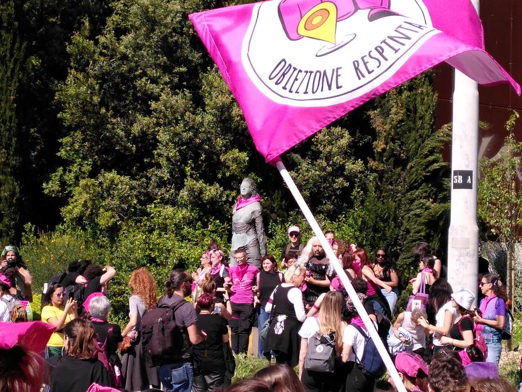 Azione contro la statua alla donna violata ad #ancona. #9maggio.
"Il maschio violento non è malato, è il figlio sano del patriarcato".#nonunadimeno