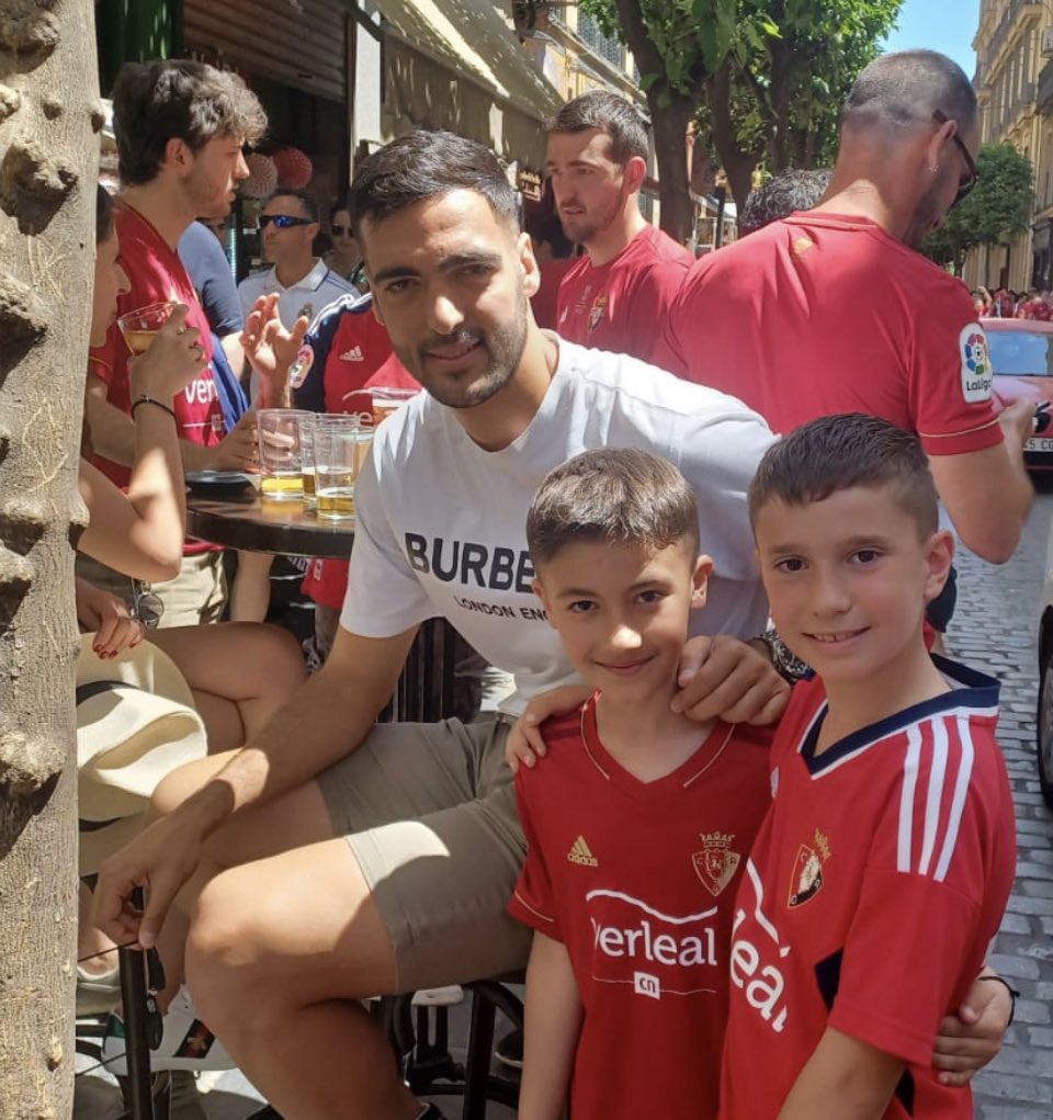 El gran @mikelmerino1 ganó la Copa con la @RealSociedad en Sevilla y hoy está en la capital andaluza apoyando a @Osasuna como un rojillo más. 💙🤝❤️#AupaOsasuna #RealMadridOsasuna 
#FinalCopadelRey23 

📸 Vía @xabigarmendia