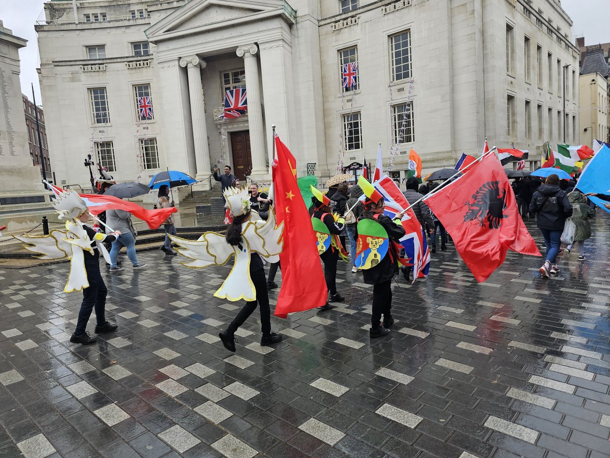 chantryprimary's tweet photo. Despite the soggy weather, our pupils still did a fab job whilst participating in the 'Our Global Town' coronation parade today in the town centre. The parade reflected the rich, diverse population we have in Luton and was a great way of bringing the community together! 👏🎉🤴 https://t.co/tsSkqqMJas