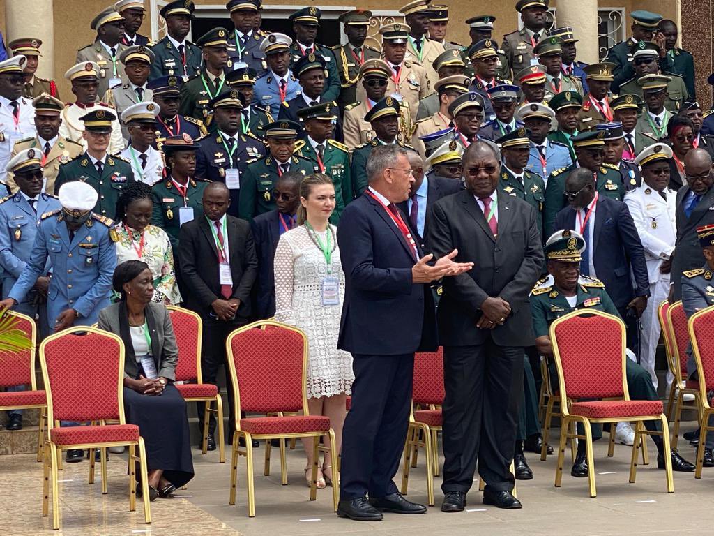 FRauCameroun's tweet photo. À #Simbock, l'Ambassadeur Marchand assistait mercredi à la cérémonie d’ouverture du colloque annuel de l’@ESIG_Yaounde 🇨🇲 autour du thème "Changements climatiques, une menace à la sécurité internationale ?" : l'occasion d'échanges entre militaires, universitaires et experts. https://t.co/wDsPOpUl9H