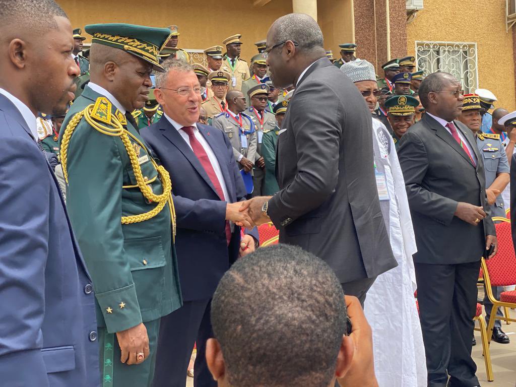 FRauCameroun's tweet photo. À #Simbock, l'Ambassadeur Marchand assistait mercredi à la cérémonie d’ouverture du colloque annuel de l’@ESIG_Yaounde 🇨🇲 autour du thème "Changements climatiques, une menace à la sécurité internationale ?" : l'occasion d'échanges entre militaires, universitaires et experts. https://t.co/wDsPOpUl9H