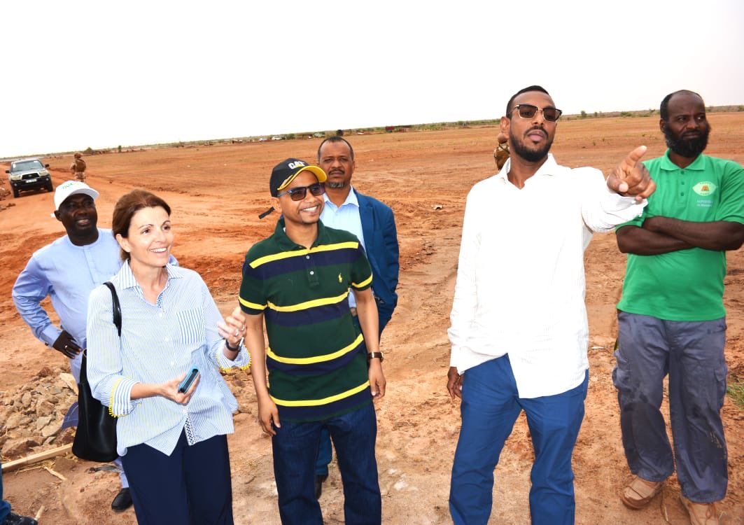 Dr Ahmat Jidoud (@drjidoud) on Twitter photo J’ai visité le Pôle Agro du #Dallol de #AMANA avec la Directrice Adj du départment AFR du #FMI Mme Fedelino. Le #PRN <a href="/mohamedbazoum/">Mohamed Bazoum</a> et son gouvernement soutiennent ces initiatives privées alignées avec les ambitions du Prog #PoleAgroIndustriels. <a href="/Ouhoumoudou_PM/">Ouhmoudou Mahamadou</a> J’ai visité le Pôle Agro du #Dallol de #AMANA avec la Directrice Adj du départment AFR du #FMI Mme Fedelino. Le #PRN <a href="/mohamedbazoum/">Mohamed Bazoum</a> et son gouvernement soutiennent ces initiatives privées alignées avec les ambitions du Prog #PoleAgroIndustriels. <a href="/Ouhoumoudou_PM/">Ouhmoudou Mahamadou</a>