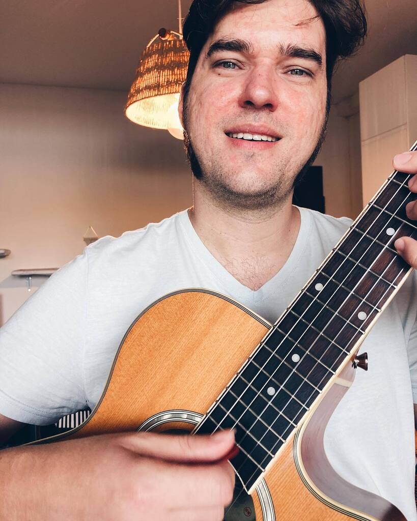 Chitarra pulita, profumata e con le corde nuove per fare molta musica! Domani suonerò al @garbatella15 nel brunch. Menu speciale, belle giornata e location! Perfetto per stare bene con la famiglia/amici ascoltando un po’ di bossa nova, rock’n’roll e più!… instagr.am/p/Cr6bbM3tDlD/