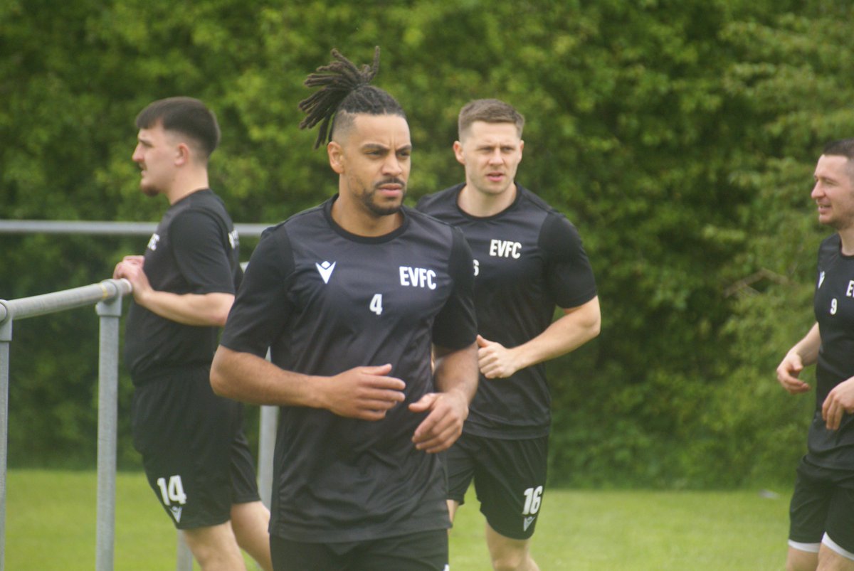 CalsSportsPhoto's tweet photo. Here is tonights selected bunch from @EltonValeFC
vs @boothstownfc 📷📷  

 View all selected shots via the link below https://t.co/Gcnq4bVuzZ https://t.co/81FK1naf6v