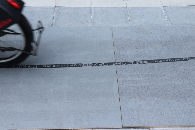 creative_i_p's tweet photo. 【タイヤの跡】
NTTドコモの自転車シェアサービスで計画された、タイヤの跡が広告になる「STAMP BIKE」。水に濡れたタイヤに刻まれた文字や記号がそのまま路面に転写されることで広告が出現。排気ガスの出ない自転車で水しか使わず、瞬間で消えるため、環境負荷をかけない広告として���発されました。 https://t.co/CICo4OqdiA