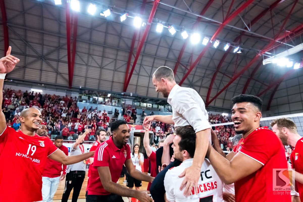 ProfetaBenfica's tweet photo. Voleibol do Benfica desde a chegada de Marcel Matz:

4/4 em Campeonatos;
3/4 em Taças de Portugal;
4/5 em Supertaças;
11/13 em total de títulos;
27/29 em vitórias contra o maior rival (Sporting).
Participação histórica na Liga dos Campeões;

Trabalho inacreditável. https://t.co/rde4cdnWap