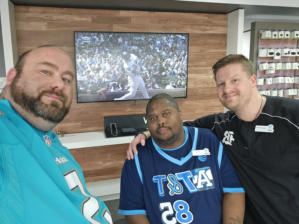 Logansport AT&amp;T representing our favorite teams this Saturday! Come in and checkout all the amazing moments that DirecTV offers! #GLMStepUp <a href="/GreaterLakesMkt/">Greater Lakes Market 🌊</a>