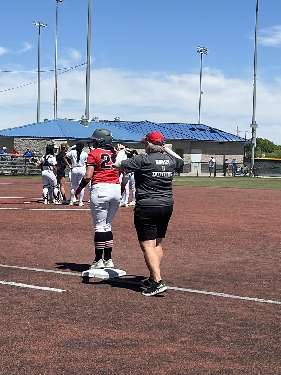Coach_Veliz's tweet photo. Congratulations to @HanksSoftball on their Area Championship today over a tough Abilene squad! #OnToRound3 #RiseAndConquer @RCadena2001LTD @JMHanksHigh @HanksSBBooster @YISDAthletics1 @YsletaISD https://t.co/TG4iXCL05U