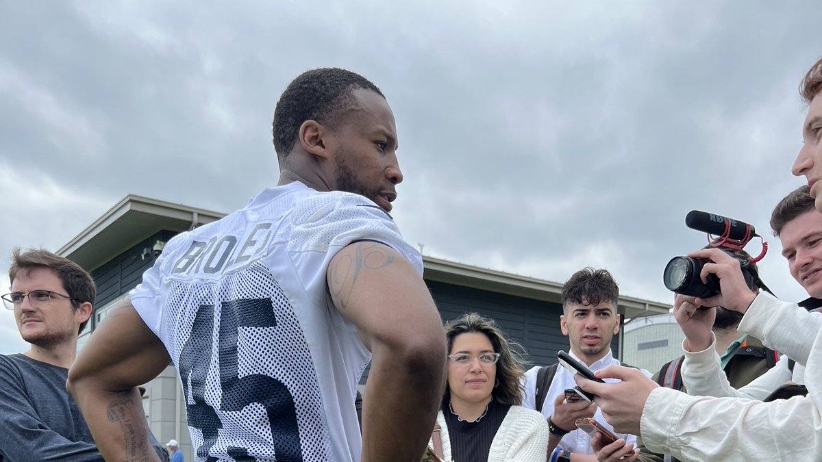 zainbando99's tweet photo. Amazing experience getting to watch #Bears minicamp at Halas Hall and interview #Sooners DB Justin Broiles (@JustinbroilesJ) 

Grateful for @MedillSchool and @mkisaacson for making this possible. Thanks to @LarryMayer and @kfishbain for their time, too! 🐻🏈 #MyMedillStory https://t.co/cX5Cm0UBgL