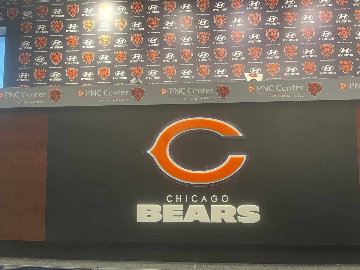 zainbando99's tweet photo. Amazing experience getting to watch #Bears minicamp at Halas Hall and interview #Sooners DB Justin Broiles (@JustinbroilesJ) 

Grateful for @MedillSchool and @mkisaacson for making this possible. Thanks to @LarryMayer and @kfishbain for their time, too! 🐻🏈 #MyMedillStory https://t.co/cX5Cm0UBgL