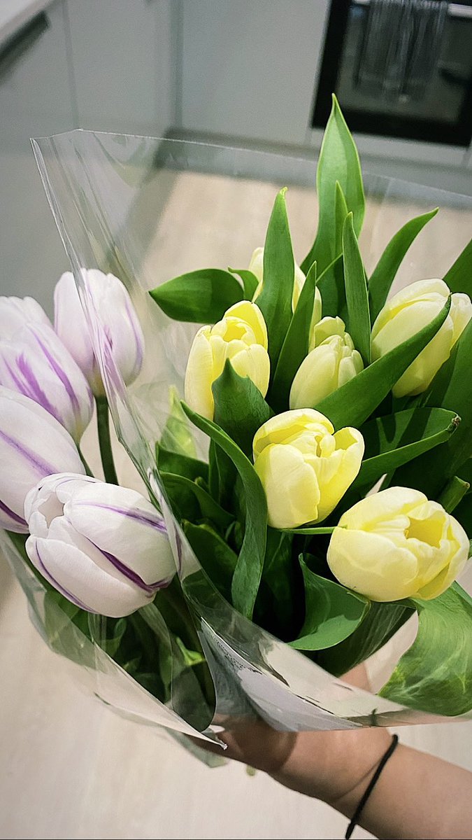 The way to my heart 🤍

Love you @_aishasayeed 

#flowers