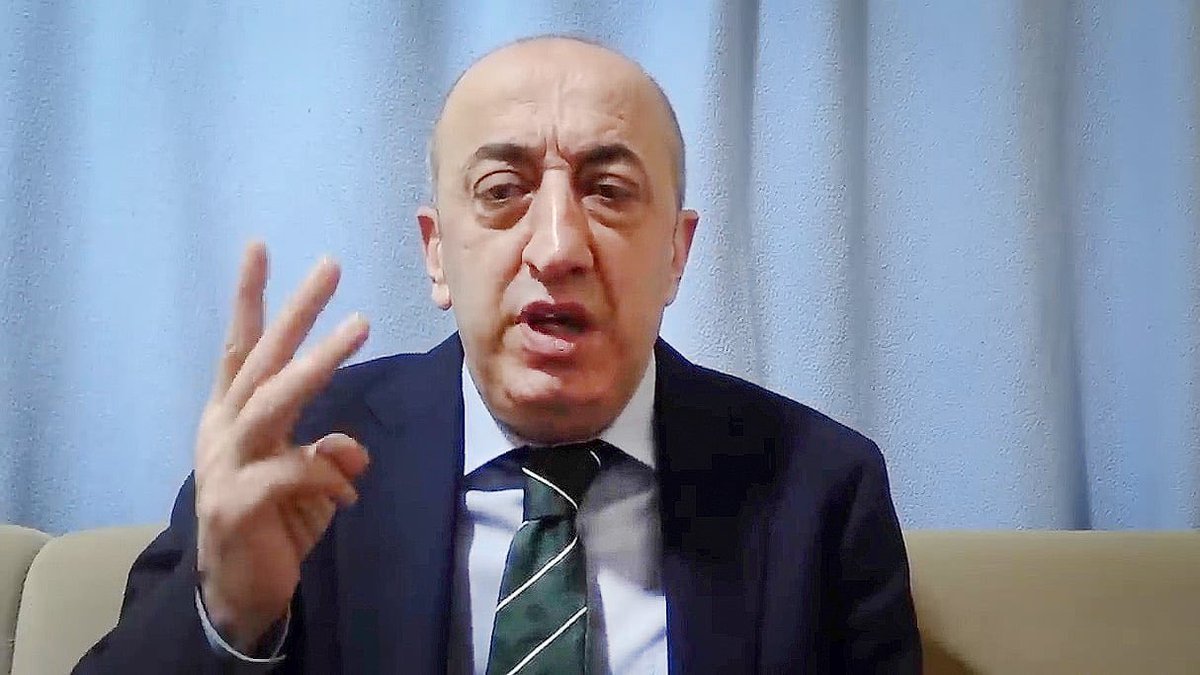 haskologlu's tweet photo. Ali Yeşildağ yeni iddialarının yer aldığı video paylaştı: 

• Benim dahil ihale alan 8 firma vardı. Hepsinin %50 ortağı Tarım Bakanı Mehdi Eker'di.

• Mehdi Eker ile birlikte Tarım Bakanlığı’nı 3.5 milyar dolar soyduk. https://t.co/CnGPCFvD2Q