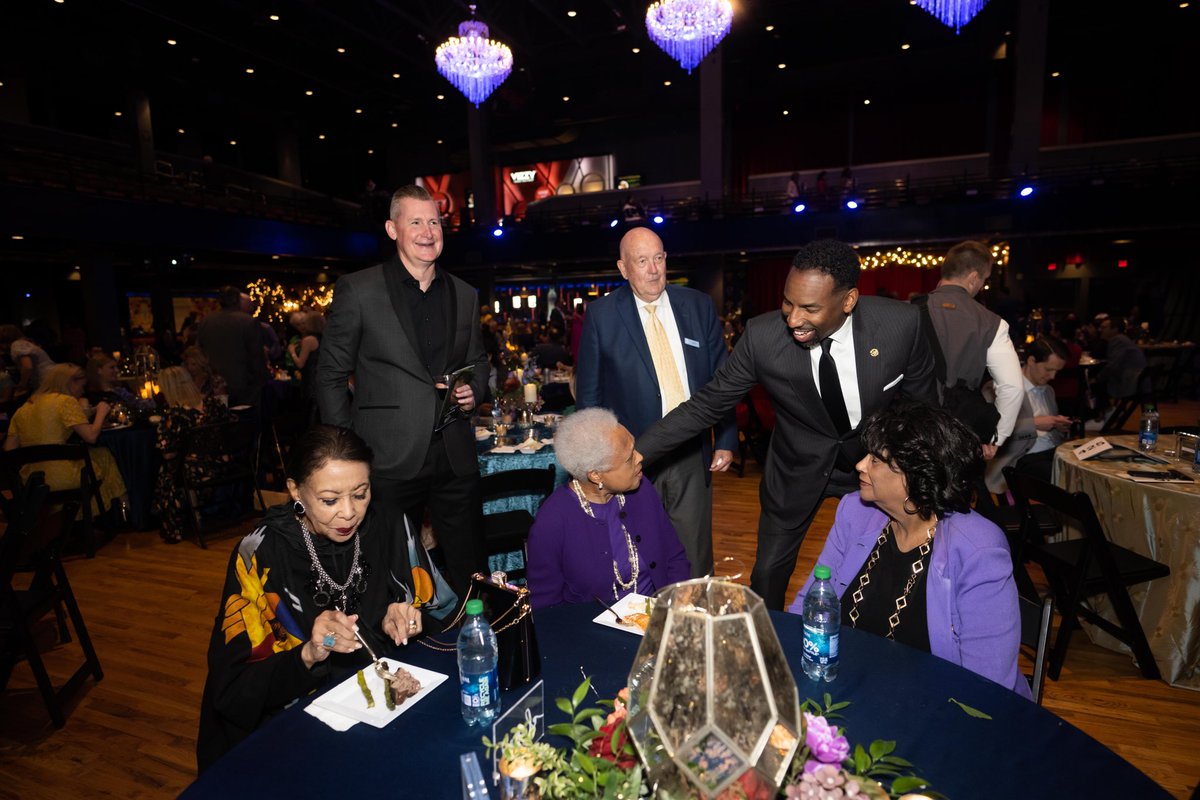 CityofAtlanta's tweet photo. The @CovenantHouseGA hosted its signature fundraiser "A Night of Broadway Stars" on Thursday. In his remarks, Mayor @andreforatlanta praised the organization's efforts to support young people in crisis & thanked it for contributing to our #ATLGroupProject.
#MovingAtlantaForward https://t.co/Sva6XTut5y
