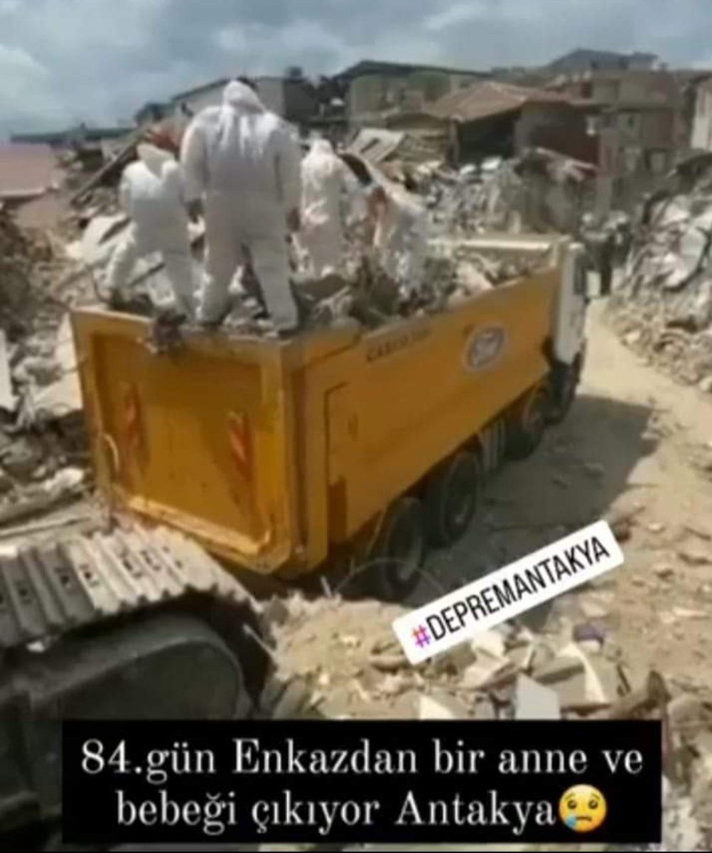 Hatay'da depremin 84.günü enkazdan bir anne ve bebeğin cansız bedeni çıkartıldı. Her şeyi unutsanız da depremi unutturmayın. Depremde çadır satan utanmaz Kerem Kınık'ı unutturmayın. Sorumlular hesap verecek!

#OyVerirkenİyiDüşün
#DepremiUnutmaUnutturma
