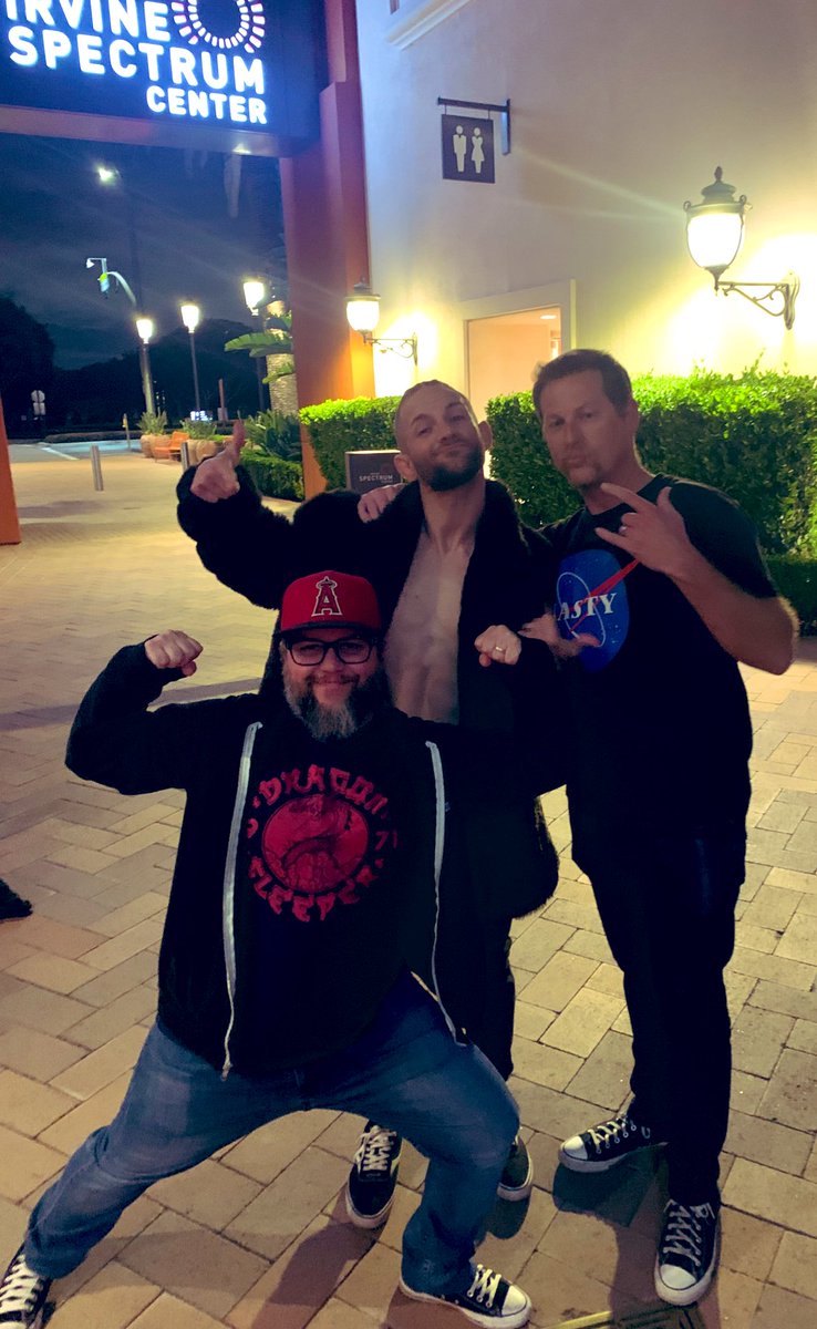 JabronieRamone's tweet photo. Couple after show photos from @unitedwrestling https://t.co/F6G4zYf80F