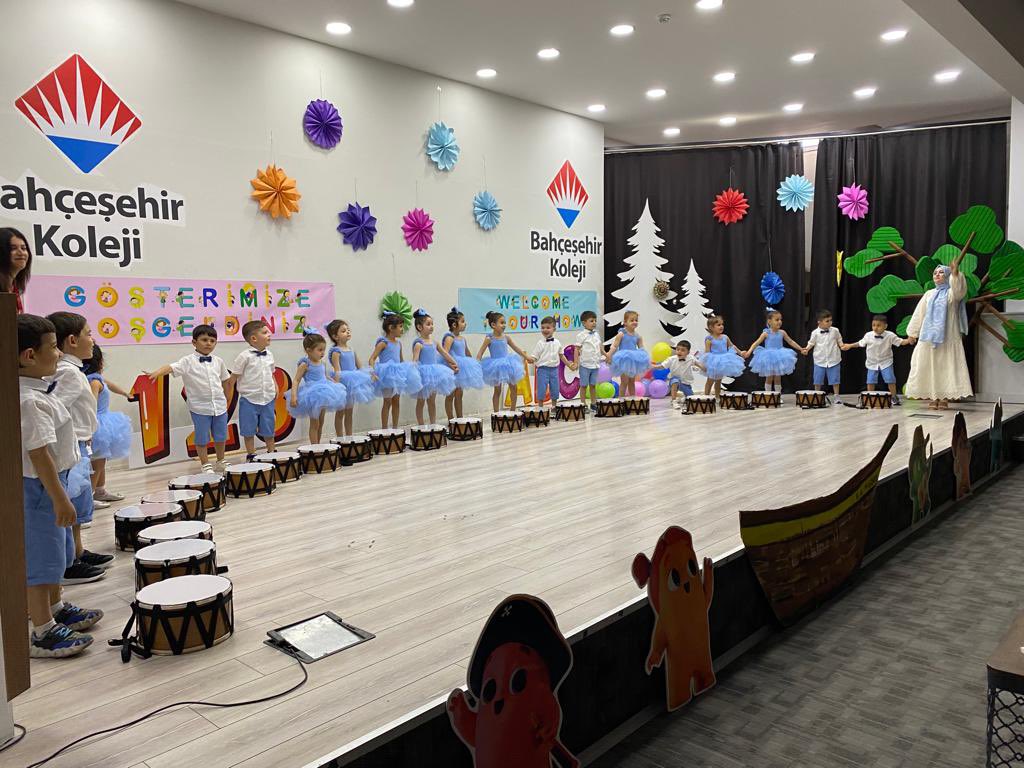 bk_silopi's tweet photo. Anaokulu 3 yaş 4 yaş ve 5 yaş grubu öğrencilerimiz , velilerimiz için hazırlamış oldukları gösterileri coşkulu sahne performanslarıyla sundular.
@MahmutAybi https://t.co/sk2lq8fUIU
