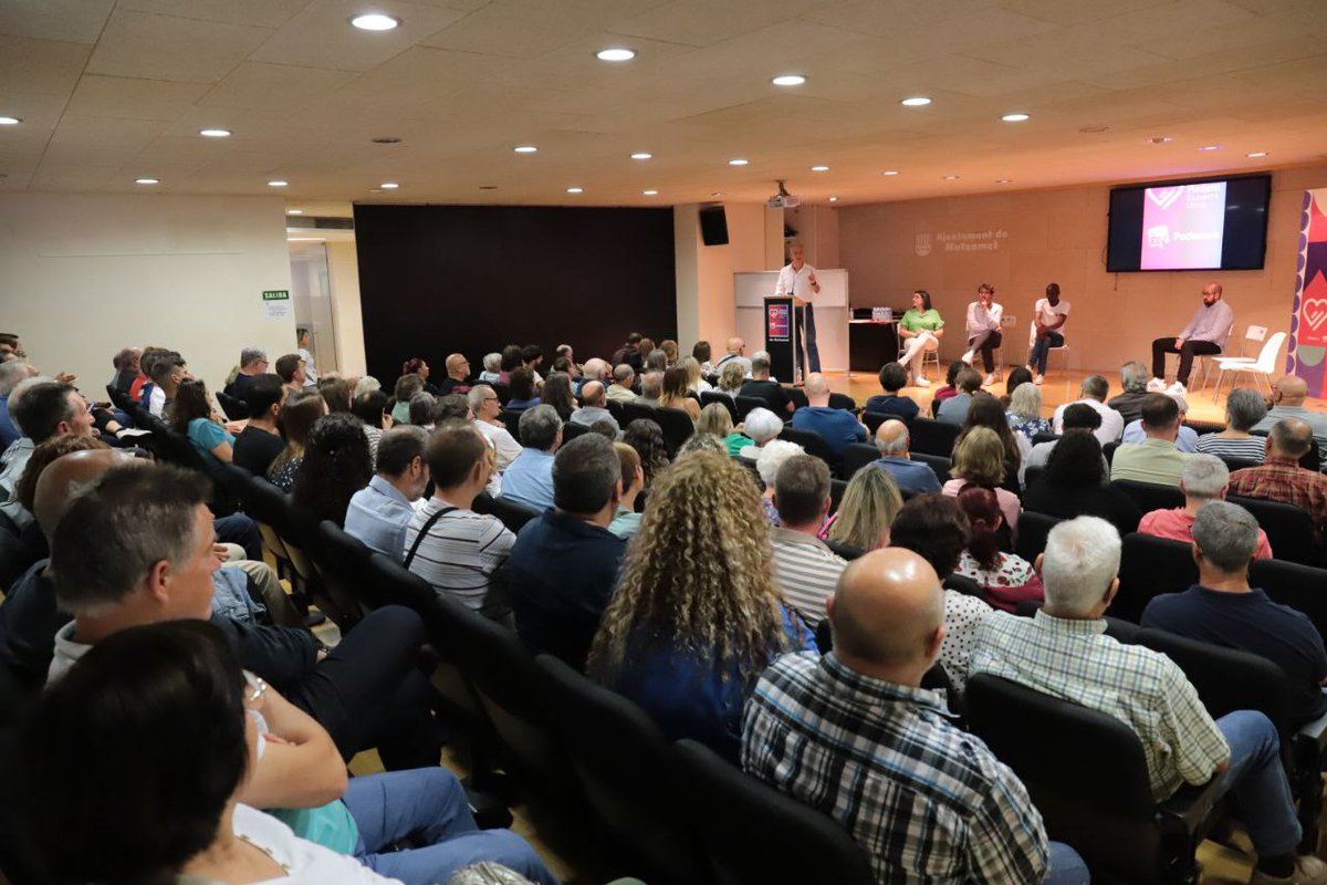 Hector_Illueca_'s tweet photo. Nosotros no renegamos de los sueños: aspiramos a una democracia económica, ecológica y feminista. Estamos en #Mutxamel, hablando de política en grande, con @IborraBorja, @RosaPerezGarijo, @Serigne_Mbaye_ y muchos más compañeros... ¡Vamos en serio! #ValentiaParaTransformar https://t.co/8E2IuXcZlt