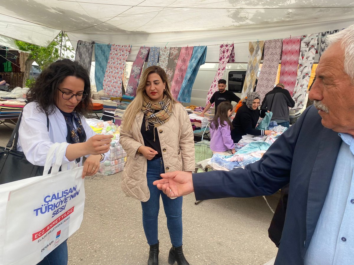 Bcebeloglu's tweet photo. 📍Cumartesi Pazarı
Fiyatlar artınca, pazar arabaları pazar çantalarına dönüştü. Neyse ki deva var!! 💧🌱 Torbalar dolsun oylar #deva olsun
#ÇalışanTürkiyeninSesi @alibabacan #devapazarda #elazığ https://t.co/ojRaogsqS0