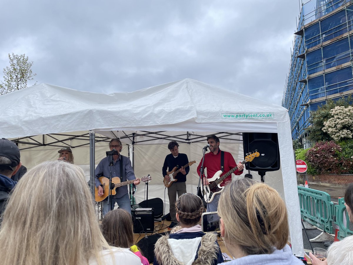 Suzannehome2's tweet photo. Fantastic turnout in #Barnes today for our ⁦@BCA4Barnes⁩ party at #HammersmithBridge with Barnes Green Day on stage ⁦@sarahjolney1⁩ our mayor and Councillors there too. Well done ⁦@BCA4Barnes⁩ 👏🏻 https://t.co/6f7okoAnMC