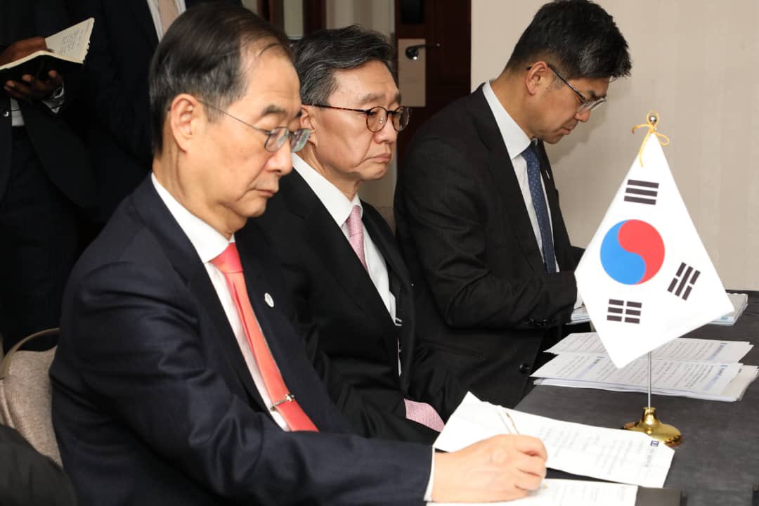 HHichilema's tweet photo. We showcased #Zambia’s land-linked position as ideal for a production, processing &amp; distribution hub, focusing on minerals, tech &amp; innovation. Looking forward to continued cooperation with 🇰🇷 for our peoples’ joint prosperity. 🇿🇲🇰🇷 
#CMO #PartnerForProsperity https://t.co/15YeQ387dn