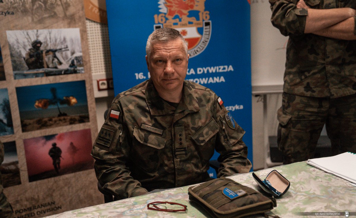 16Dywizja's tweet photo. Rozpoznanie to oczy i uszy armii. Jednak nie tylko zwiadowcy w terenie są istotnym elementem tej układanki. Ogromną wartość dają także analizy przeprowadzane zza biurka. Podczas #CombinedResolve 18 #16DZ jest gotowa na każde wyzwanie.
#StrongerTogether #JMRC #TrainToWin #7ATC https://t.co/GqK8FaXJLJ