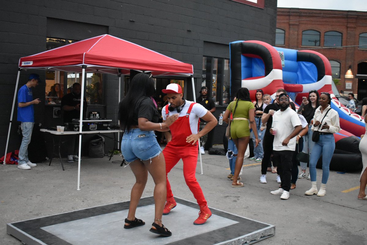 LozoLenz's tweet photo. First Friday Funday @MADEMOBB #KC https://t.co/tbvJ63dELo