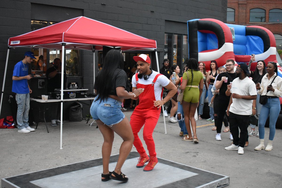 LozoLenz's tweet photo. First Friday Funday @MADEMOBB #KC https://t.co/tbvJ63dELo