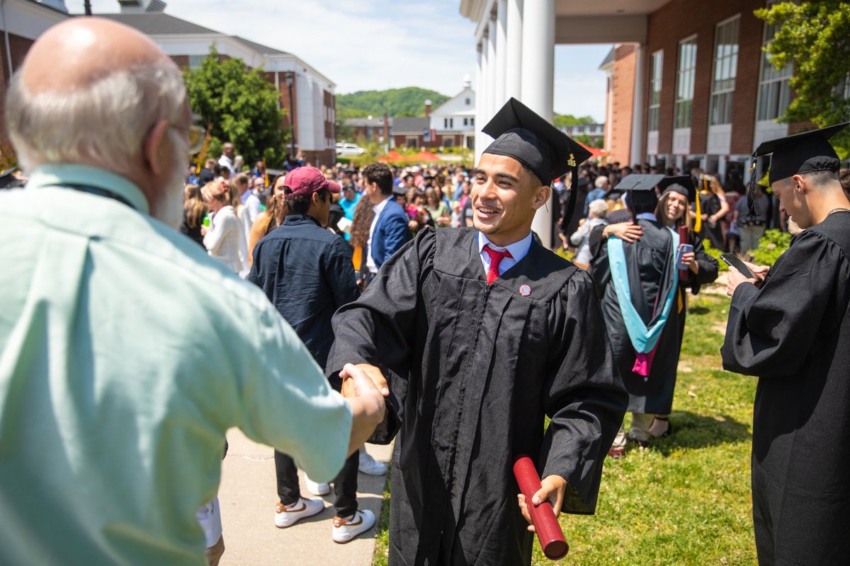 UCumberlands's tweet photo. The 12:30 pm commencement graduates celebrate! One more ceremony to go.
#ucumberlands #cumberlandsgrad #celebrate #grad23 https://t.co/MjIgnDGR2v