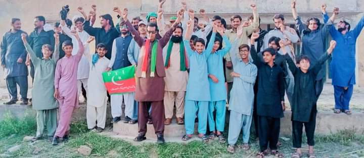 QtarEVM's tweet photo. میانوالی تحصیل میانوالی عدلیہ کیساتھ اظہار یکجہتی کے لیے حلقہ پی پی 86 چکڑالہ میں رہنما پاکستان تحریک انصاف زبیر صدیق کی قیادت میں پی ٹی آئی ورکرز نے امپورٹڈ حکومت کے خلاف احتجاج کیا
#I_StandWithSupremeCourt
#Mianwali
#PP86
#Haji_Ameen_Ullah_Khan https://t.co/Qm0uJ458p8