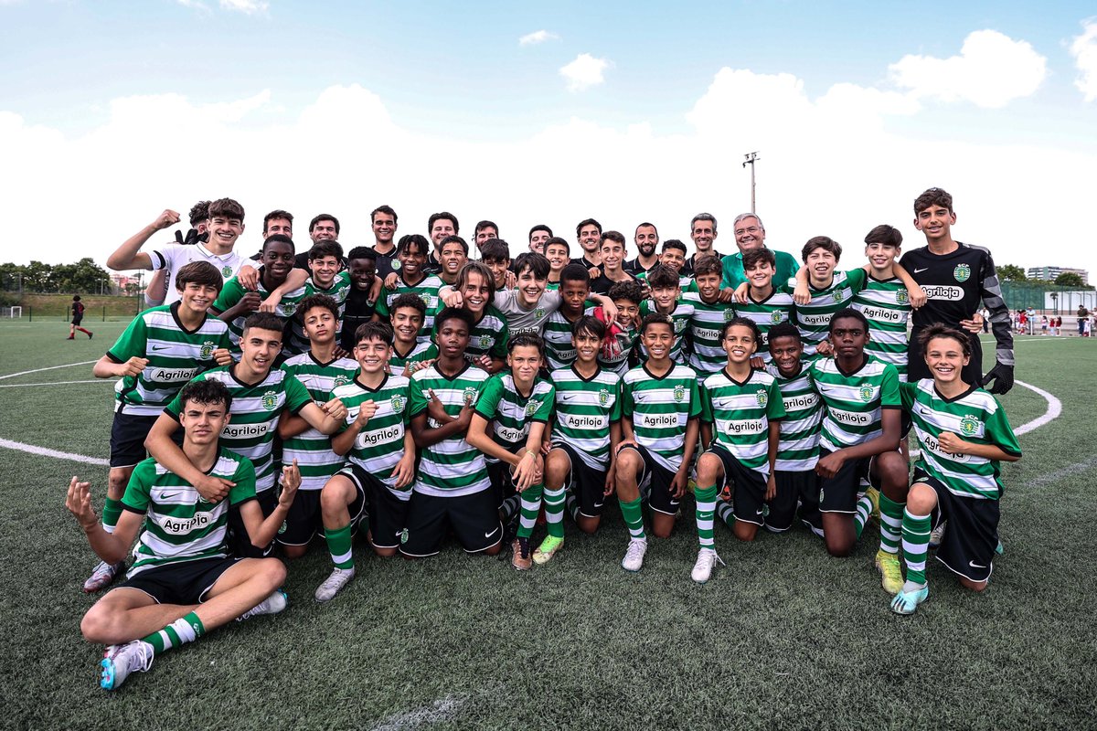 𝐂𝐀𝐌𝐏𝐄𝐎̃𝐄𝐒 🤩

A equipa de sub-13 do #SportingCP conquistou o Campeonato Distrital de Sub-14 após vencer o Linda-a-Velha, quando ainda faltam disputar quatro jornadas 🙌 Bravo, Leões 👏