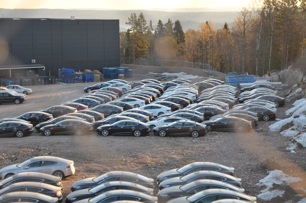 Mtass7's tweet photo. Never forget that in 2019, Tesla was storing these cars in a dusty parking lot in Norway. At least some appears now to be rejects (picture 4).
This was what triggered me to look into Tesla cars owned by Tesla Norway.
Note: Pictures are from 2019.
$tsla $tslaq https://t.co/I5wD0kWMxX