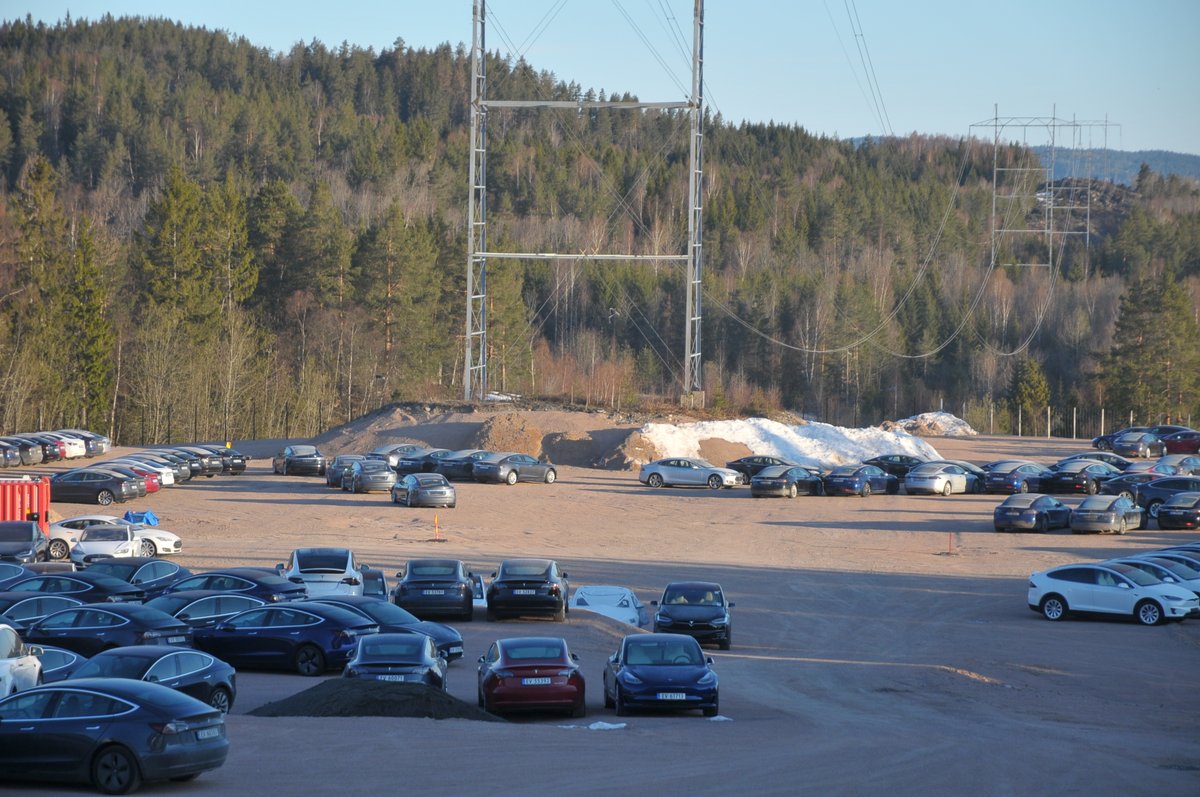 Mtass7's tweet photo. Never forget that in 2019, Tesla was storing these cars in a dusty parking lot in Norway. At least some appears now to be rejects (picture 4).
This was what triggered me to look into Tesla cars owned by Tesla Norway.
Note: Pictures are from 2019.
$tsla $tslaq https://t.co/I5wD0kWMxX