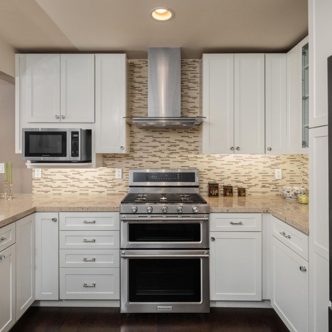 KevinBourland's tweet image. 🍳Cook up a storm in the updated kitchen with stainless steel appliances and plenty of counter space. 

#HomeCooking #StainlessSteelKitchen #CookingGoals