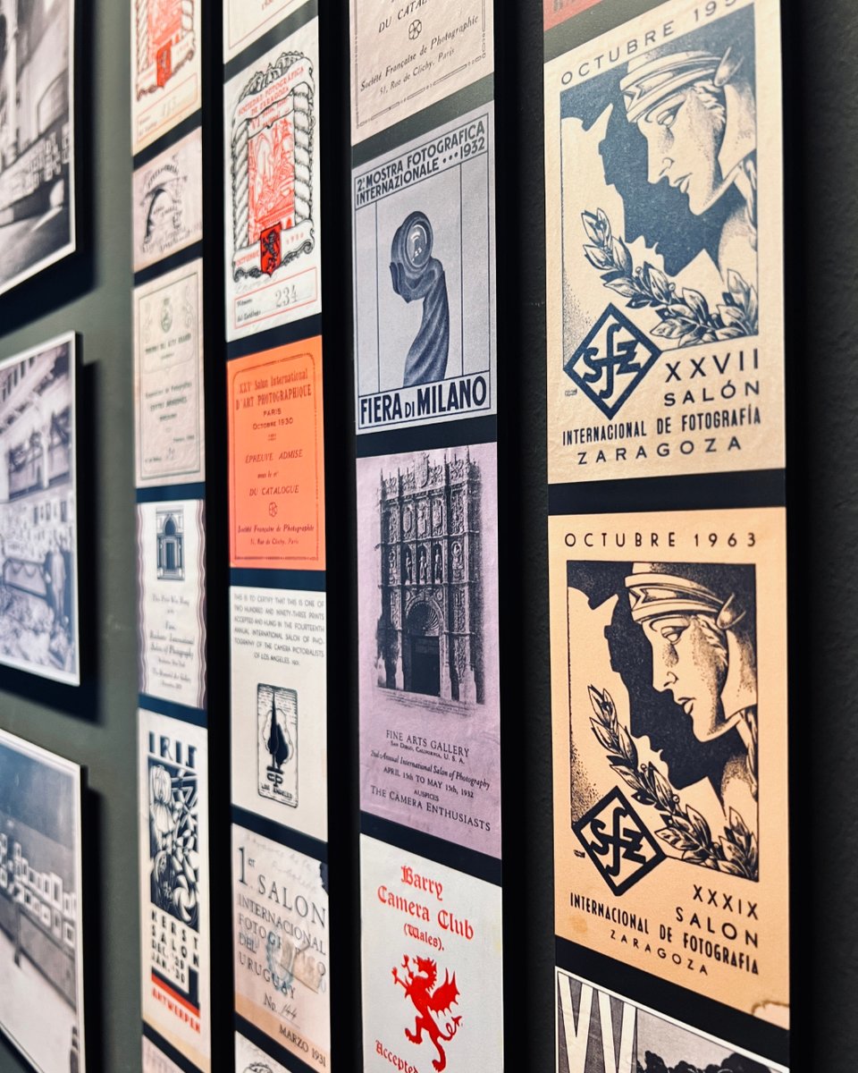 zexposiciones's tweet photo. ¿Sabes que son estas preciosas insignias? Las etiquetas que se pegaban en la trasera de las fotos enviadas a los salones internacionales a lo largo del siglo XX. Ven a verlas a la expo #lacofradiadelaluz en la Casa de los Morlanes y dinos cuál es tu preferida. 

#zexposiciones https://t.co/3akpQdVEFi