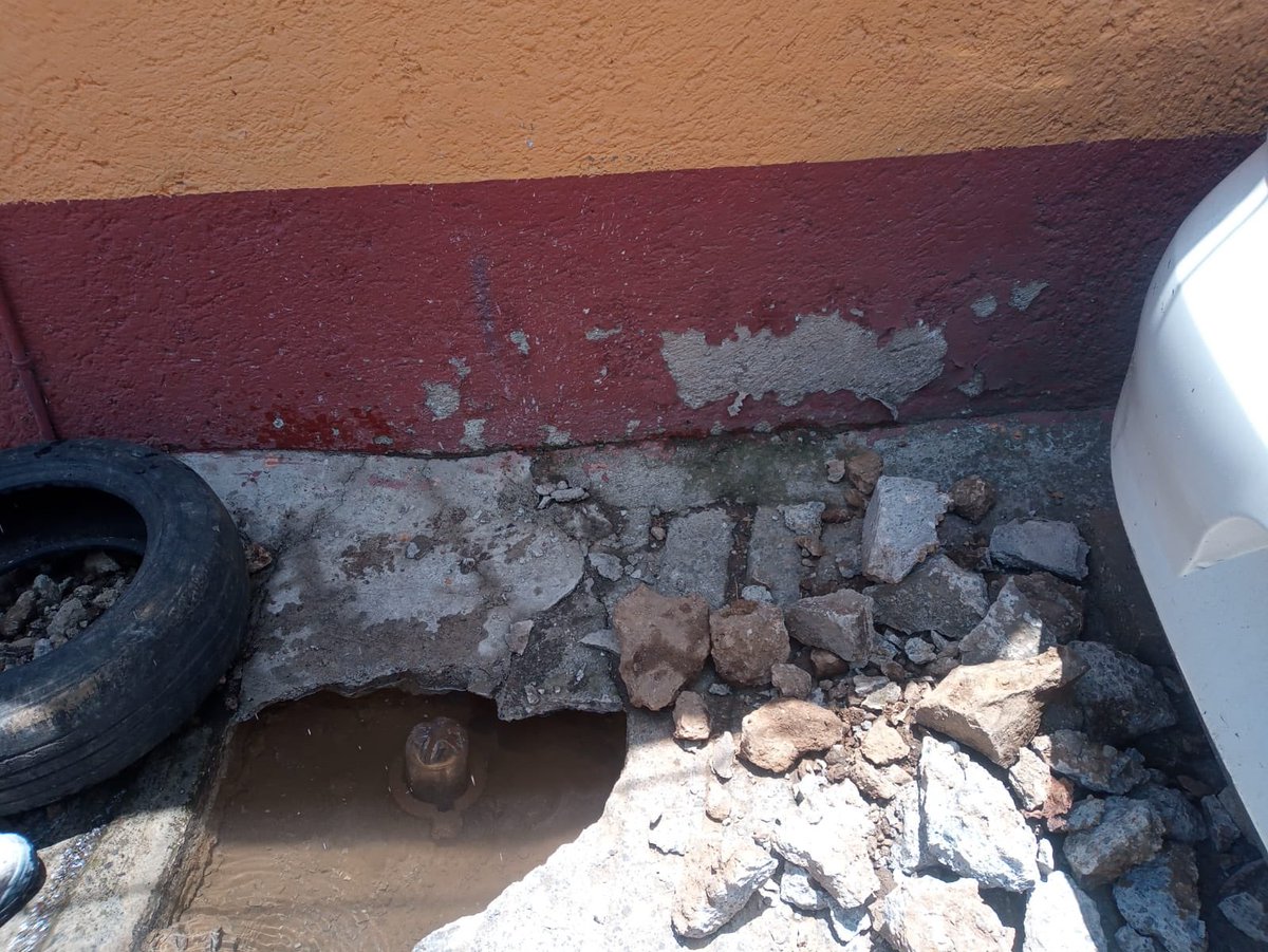 modulo_Claudia's tweet photo. #Sereporta fuga de agua en Calle del Rosal Mz 1 Lt 8 Col. Tlacoyaque Alcaldía Álvaro Obregón @SacmexCDMX @AlcaldiaAO https://t.co/0Qg5h5HOuJ