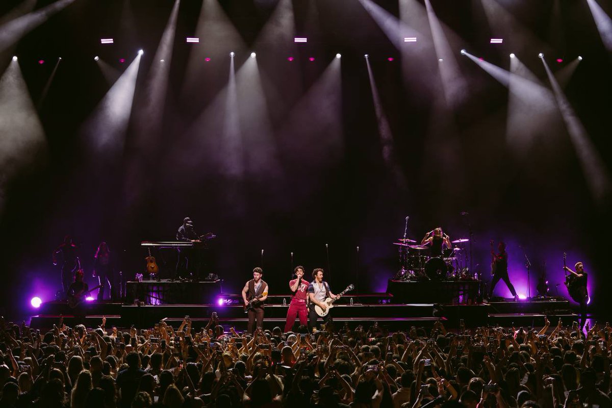 jonasbrothers's tweet photo. Hollywood!! Thanks for coming out and spending the night with us at @hardrockholly ❤️ https://t.co/4TnFeLViOn