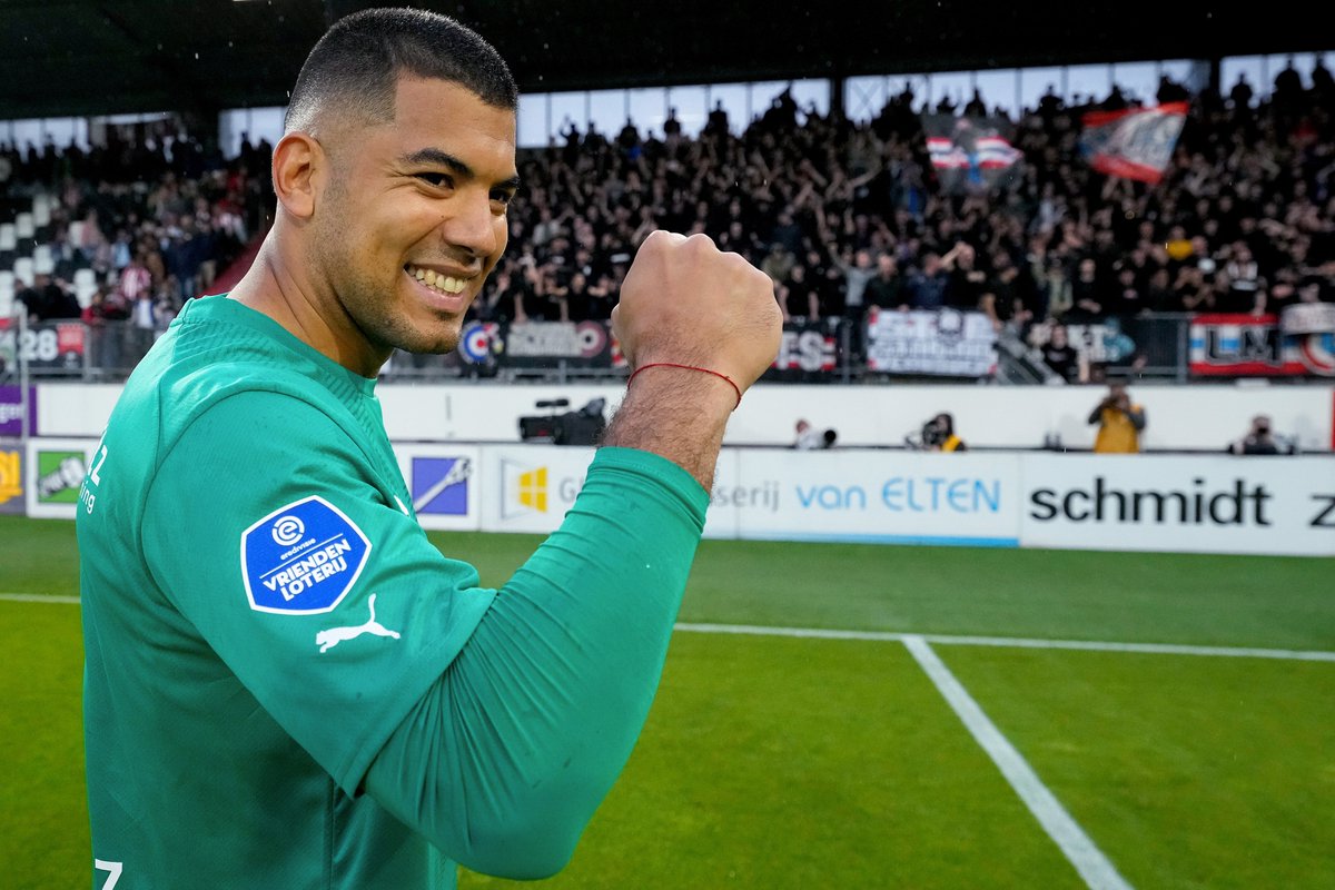 PSV's tweet photo. Very important points 👊

#SPAPSV https://t.co/tGs1RLKVfQ