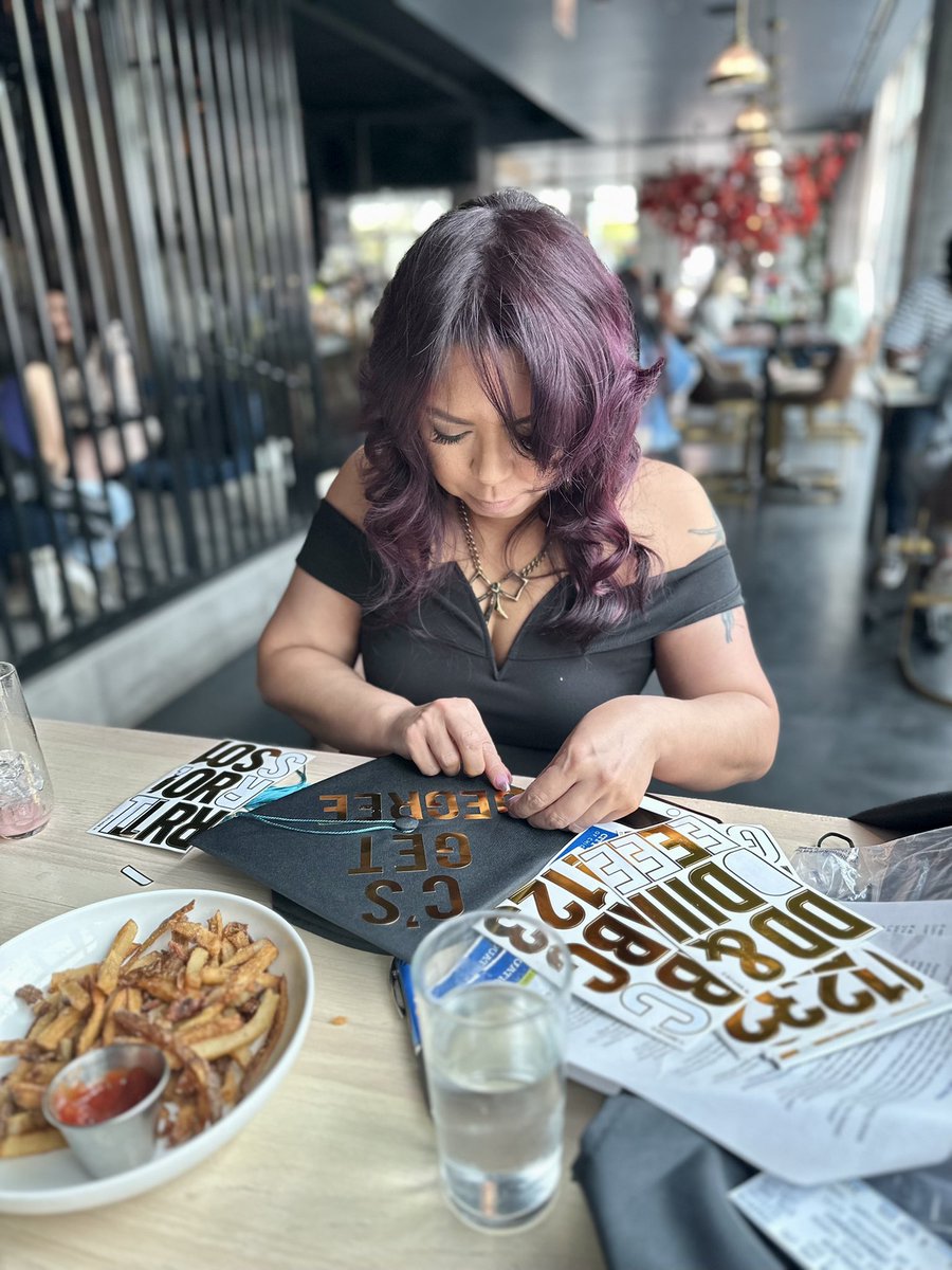 whodoulovenow's tweet image. Quick art project during pre-commencement brunch. #gradccc