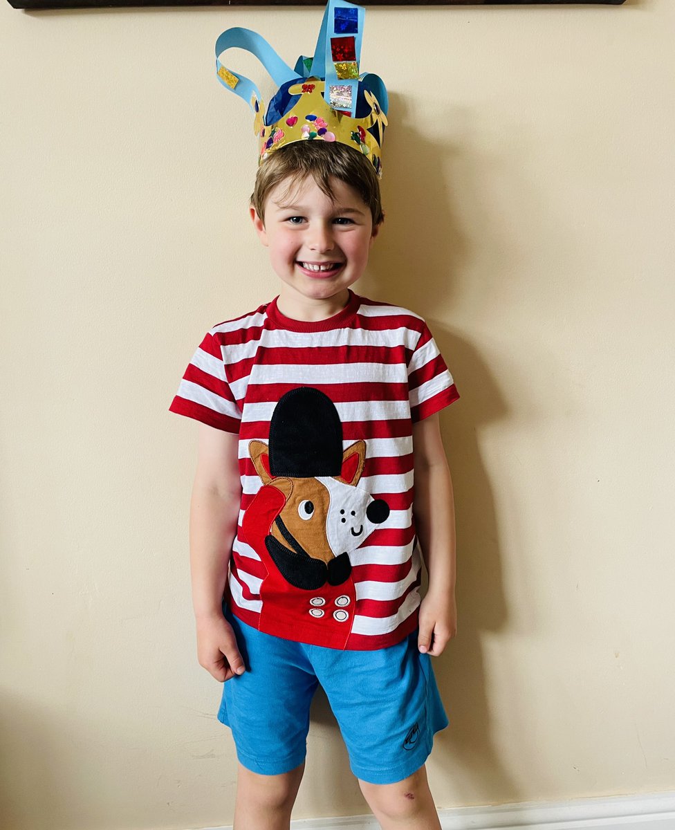 KatieOB53980399's tweet image. C had a great time watching the Coronation wearing his crown and enjoyed seeing all the gold ! Little brother F was determined to try Cs beautiful crown on 👑 @TranbyReception