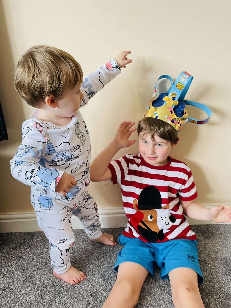 KatieOB53980399's tweet image. C had a great time watching the Coronation wearing his crown and enjoyed seeing all the gold ! Little brother F was determined to try Cs beautiful crown on 👑 @TranbyReception