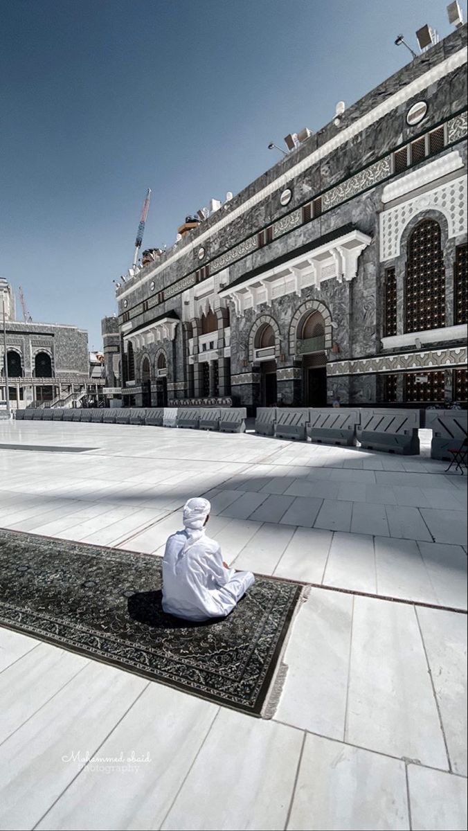raway_alqasid's tweet photo. "يُغيثني الله مهما أظلمت  سُبُلي
كما أغاثَ بِبطنِ الحوتِ ذا النّونِ" https://t.co/8yNniR32za