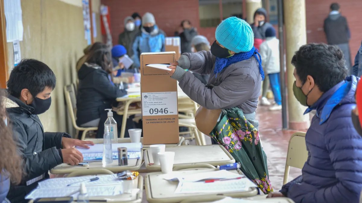 FEscrutinio's tweet photo. La votación se realizará de 8:00 am a 6:00 pm. El escrutinio seguramente se definirá rápido para gobernador, pero más lento para legisladores y otros cargos.
#Elecciones2023 #EleccionesJujuy #JujuyVota #JujuyDecide https://t.co/fBwOUeVfnK