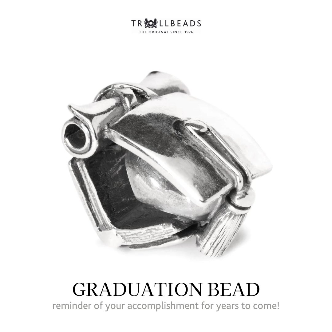 TrollTweetsUS's tweet image. 🎓Congratulations to all graduates out there!🎓

Celebrate this huge achievement with our special Graduation Bead! 🙌🏼

This bead is the perfect addition to any bracelet or necklace and serves as a reminder of your accomplishment! 😌

#trollbeads #graduationbead #proudgraduate