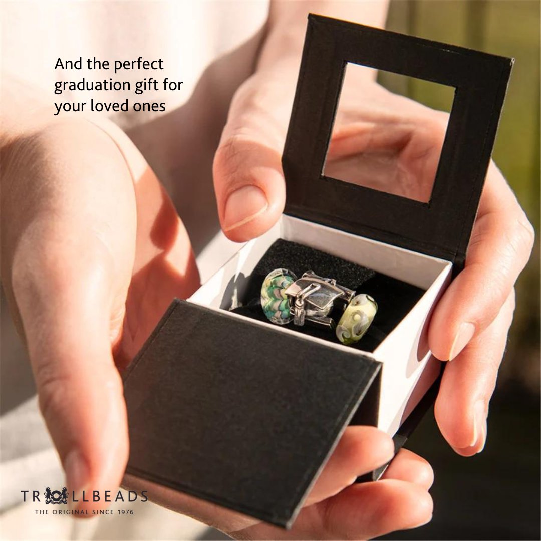 TrollTweetsUS's tweet image. 🎓Congratulations to all graduates out there!🎓

Celebrate this huge achievement with our special Graduation Bead! 🙌🏼

This bead is the perfect addition to any bracelet or necklace and serves as a reminder of your accomplishment! 😌

#trollbeads #graduationbead #proudgraduate