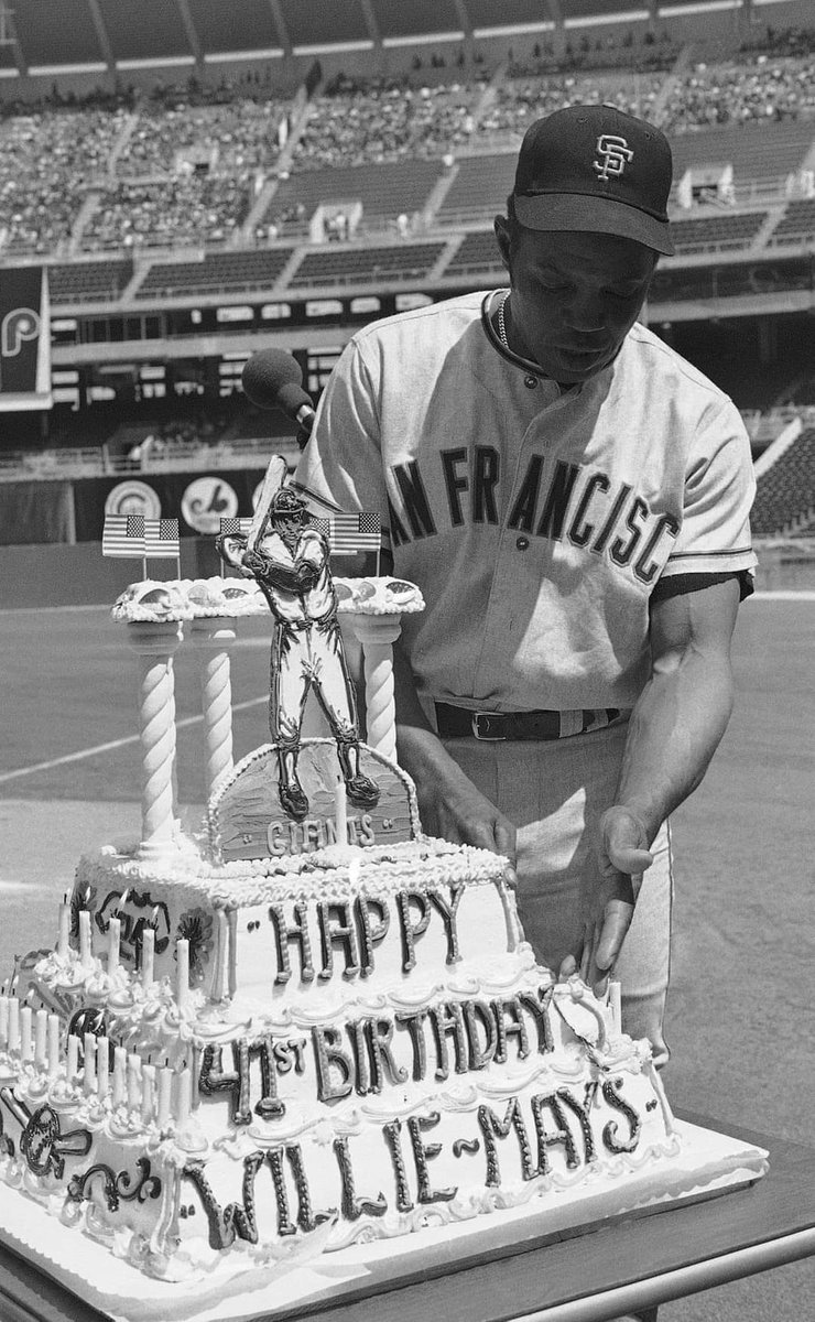 May 6, 1972 - Willie Mays is presented with a cake on his 41st birthday before the start of the game between the Giants and Phillies in Philadelphia.
#MLB #OTD #1970s #SFGiants #WillieMays