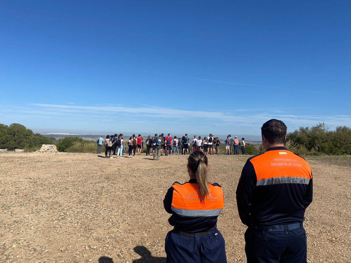 PCivil_SMVEGA's tweet photo. Durante la mañana de hoy, hemos estado en la Marcha de la batalla del Jarama. En el transcurso de la misma, colaboramos en la extinción de un incendio provocado por maquinaria. Finalizamos la tarde colaborando con #PCBorox en sus fiestas a la Virgen de la Salud.
#lasprotescuentan https://t.co/J2ouD1amGD