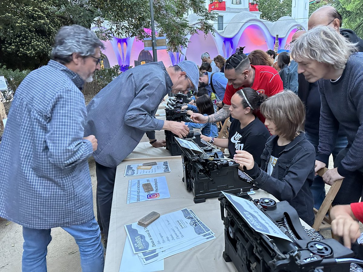 LluisCaelles's tweet photo. Com a les redaccions de diaris, ràdios i TV’s de fa anys i panys, a la #FiraModernistaTRS repiquen les velles màquines d’escriure de la mà de  @codinas_cat . Tac, tac, tac… Ple de gent… Un imant pels que les van fer servir i pels que només les han vist al cine. https://t.co/PCflh6shQB