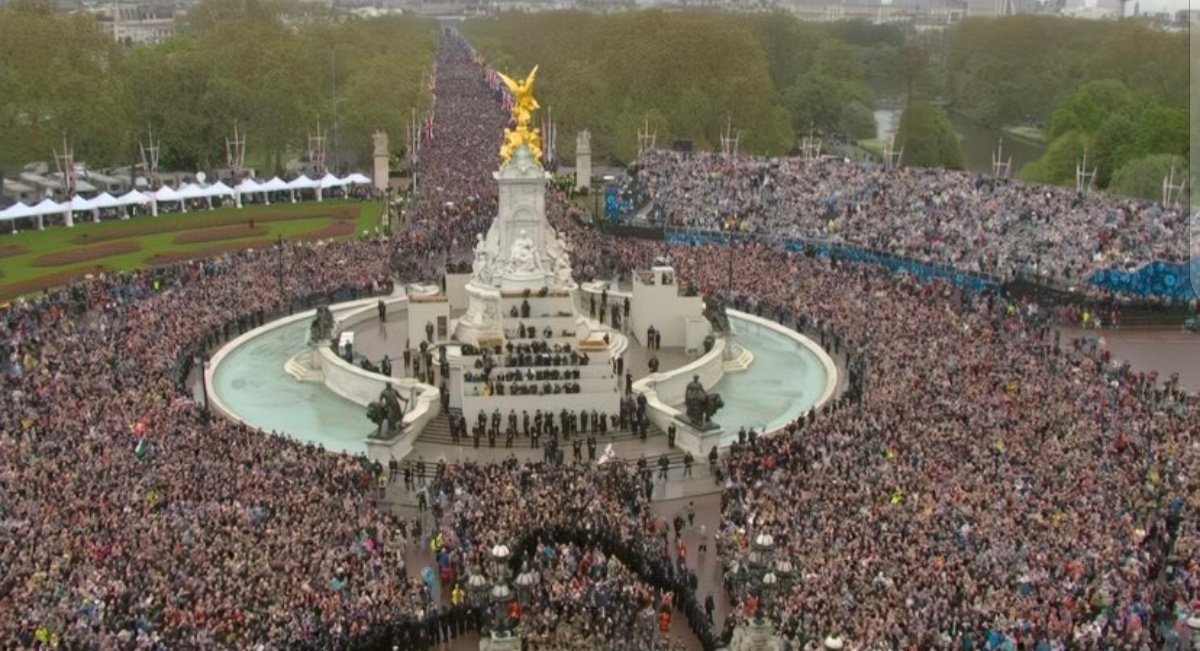 crustilye's tweet photo. Just a FYI to everyone who has commented about the declining popularity of the Royal family..you have all had your 15mins,you have all been vocal...but as they say..a picture paints a thousand words..suck it up cupcakes.. that's the true picture ♥️🇬🇧♥️ https://t.co/euoeRoJJhq