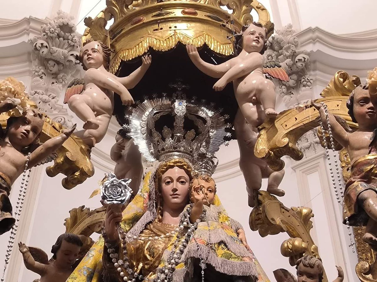 Así  luce nuestra Sagrada Titular, para la Fiesta de Rosa, que se celebrará mañana a las 11.30h en nuestra sede de la Iglesia de Santo Domingo.

Para la ocasión porta en su mano derecha una rosa de talco, realizada especialmente para la ocasión,por si camarera.

#virgendelrosario
